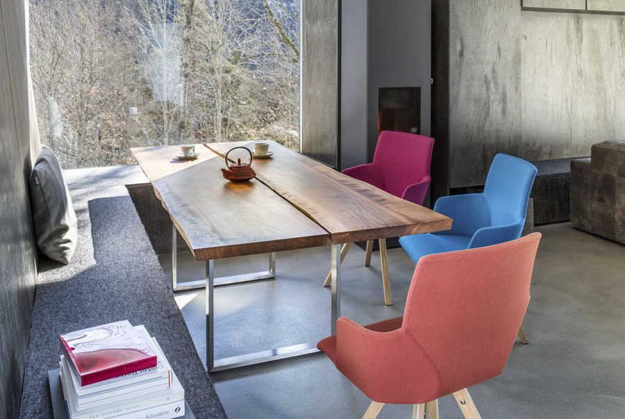 Massivholztische und Stühle