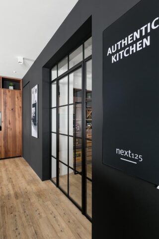MEINE KÜCHE + RÄUME Ausstellung Stahl Loft Tür