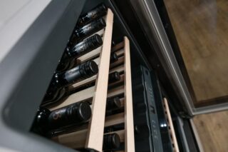 MEINE KÜCHE + RÄUME Ausstellung Küche Weinkühlschrank